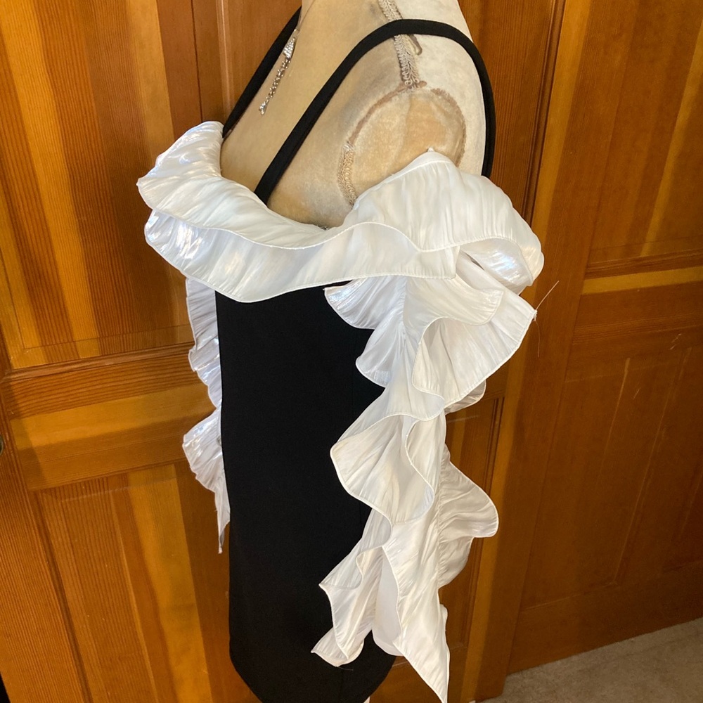 Women’s Ruffled Bodycon Dress - Picture 3 of 16